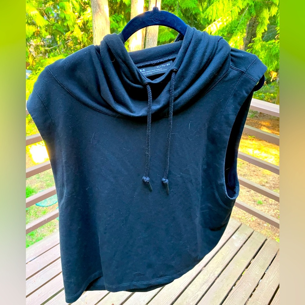 EUC Under Armor Cropped Short-sleeve Hoodie | XL